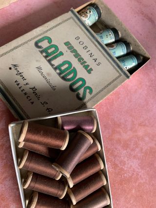 Hilos en sus cajas