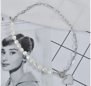 Collar de corazon y perlas. 3€la unidad.