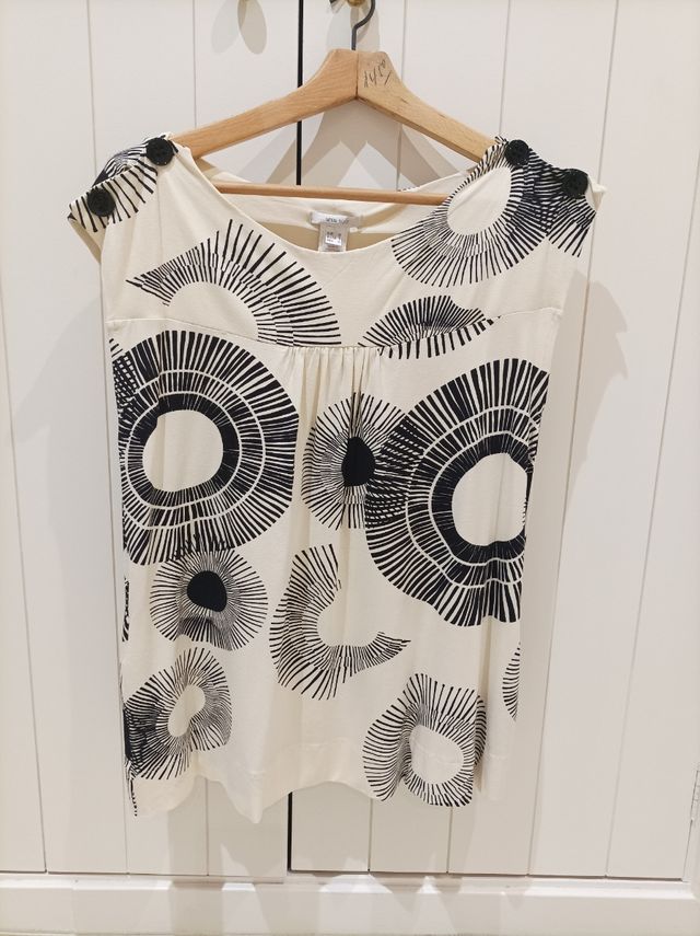 Top sin mangas beige y negro.Mango