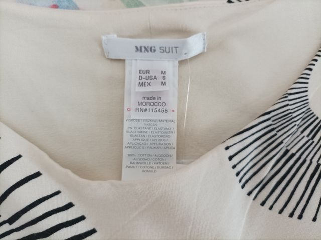 Top sin mangas beige y negro.Mango