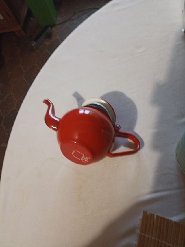 Tetera roja porcelana antigua