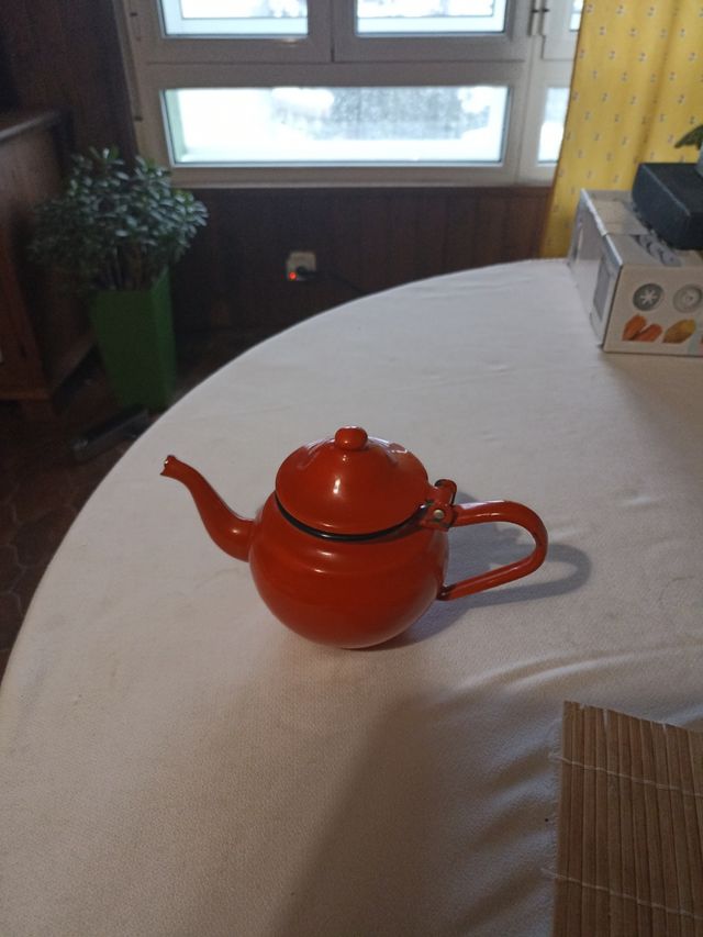 Tetera roja porcelana antigua