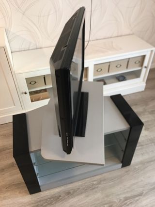Mesa de TV con ruedas