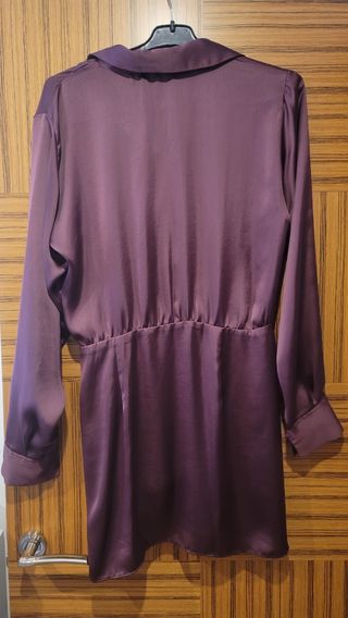 Vestido satinado cruzado Zara morado
