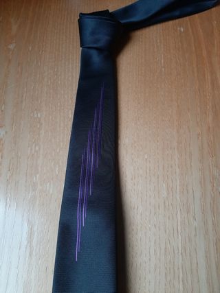 Corbata negra con detalle morado