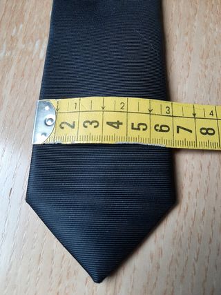 Corbata negra con detalle morado