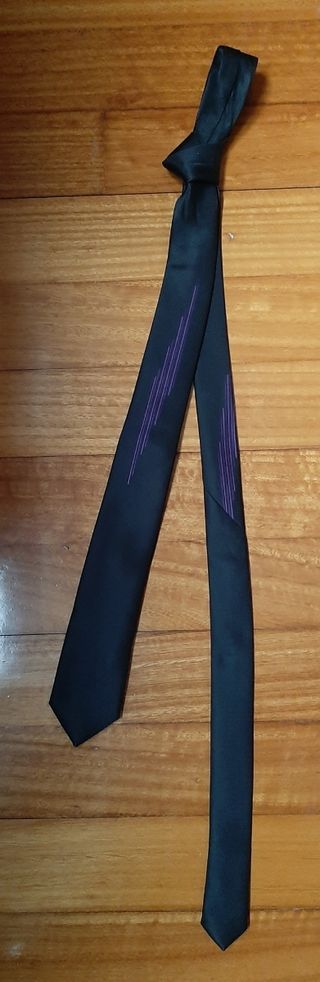 Corbata negra con detalle morado
