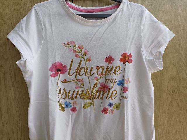 Camiseta flores niña manga corta. Talla 9 (NUEVA)