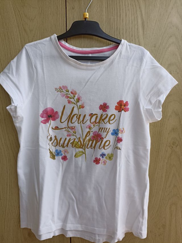 Camiseta flores niña manga corta. Talla 9 (NUEVA)