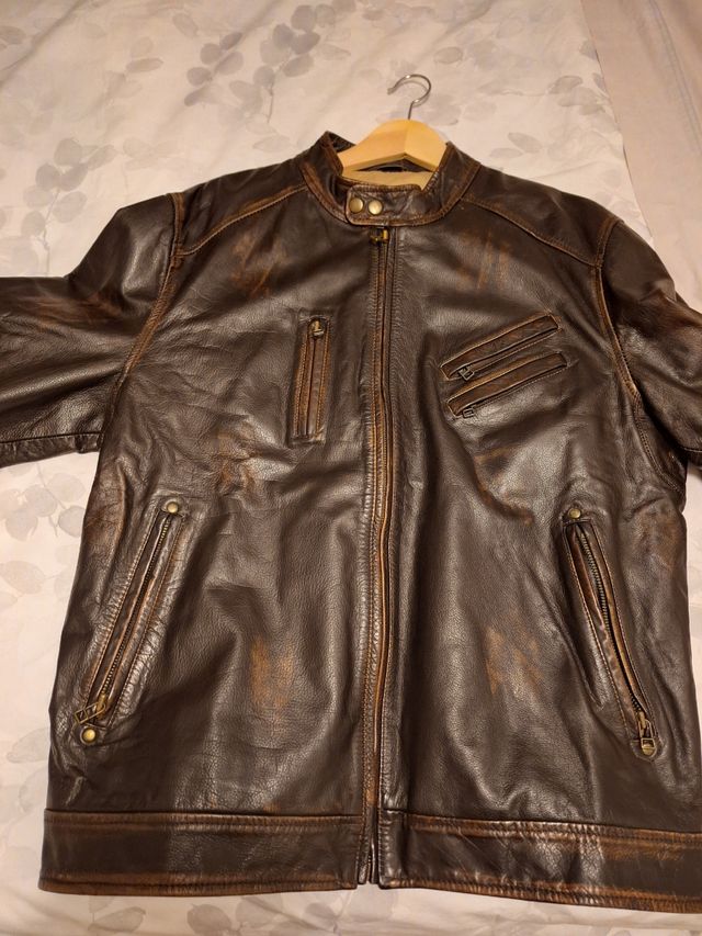 Cazadora estilo motera