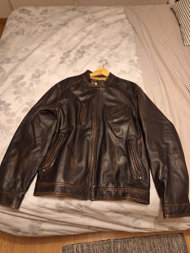 Cazadora estilo motera