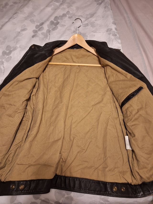 Cazadora estilo motera