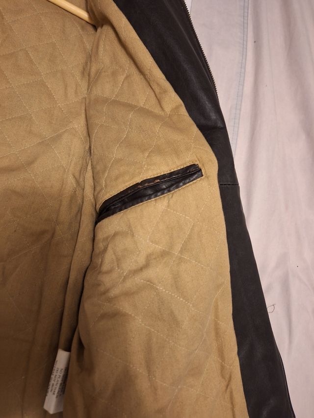 Cazadora estilo motera