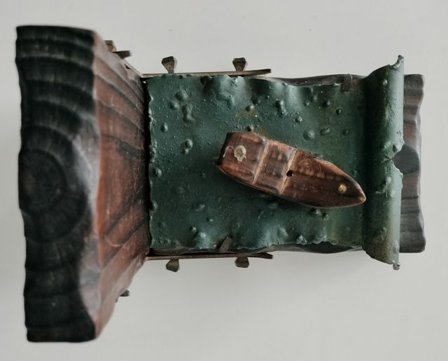 Sujeta libros de madera y metal.