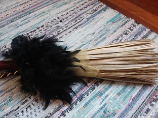 Escoba disfraz de bruja adulto