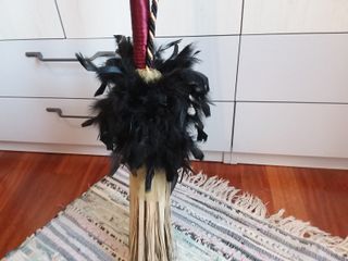 Escoba disfraz de bruja adulto