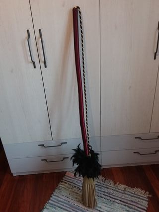 Escoba disfraz de bruja adulto