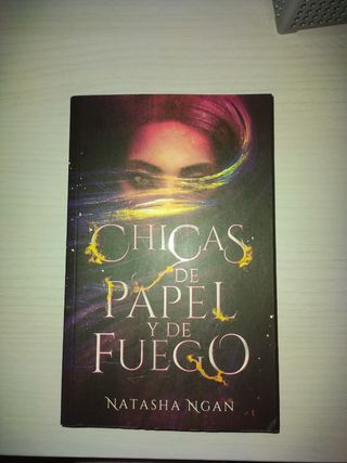 Chicas de papel y fuego