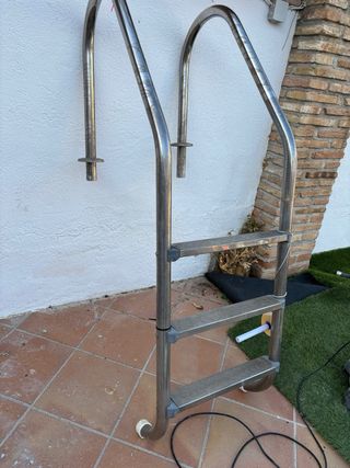 Escalera de piscina