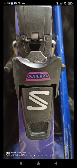 Esquis con buenas fijaciones, y bastones