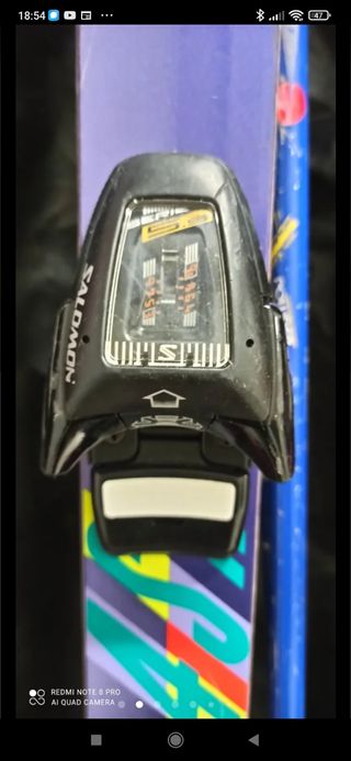 Esquis con buenas fijaciones, y bastones