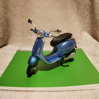 Icónica moto Piaggio Vespa