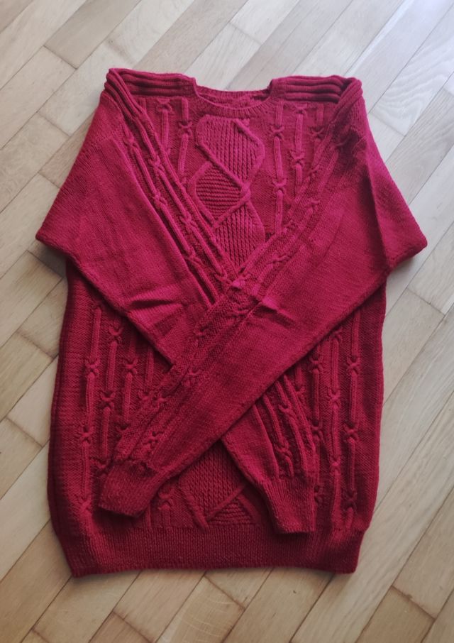 Maglione girocollo rosso a trecce