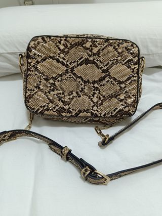 Cajonera de plástico azul y naranja