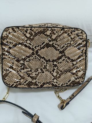 Cajonera de plástico azul y naranja