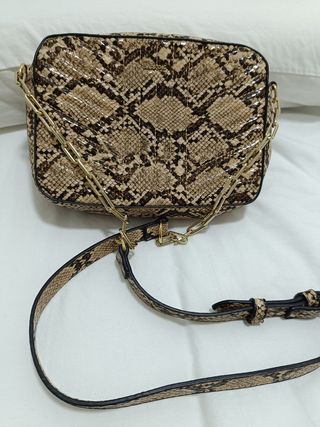 Cajonera de plástico azul y naranja