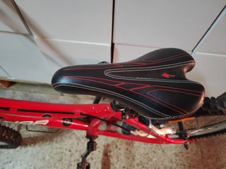 Bicicleta de 16' roja para niños
