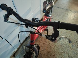 Bicicleta de 16' roja para niños