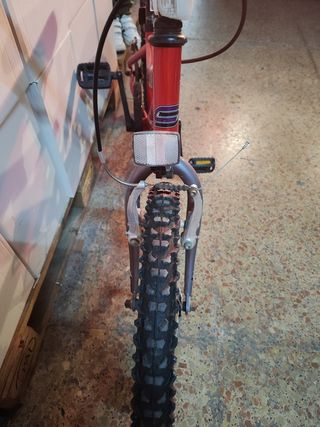 Bicicleta de 16' roja para niños