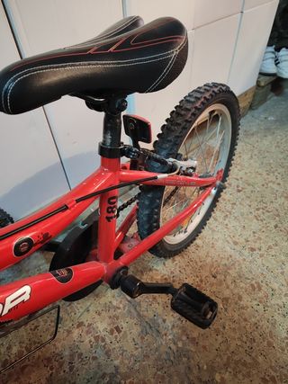 Bicicleta de 16' roja para niños