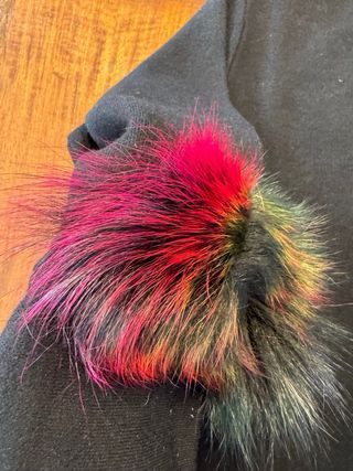 Jersey negro con plumas