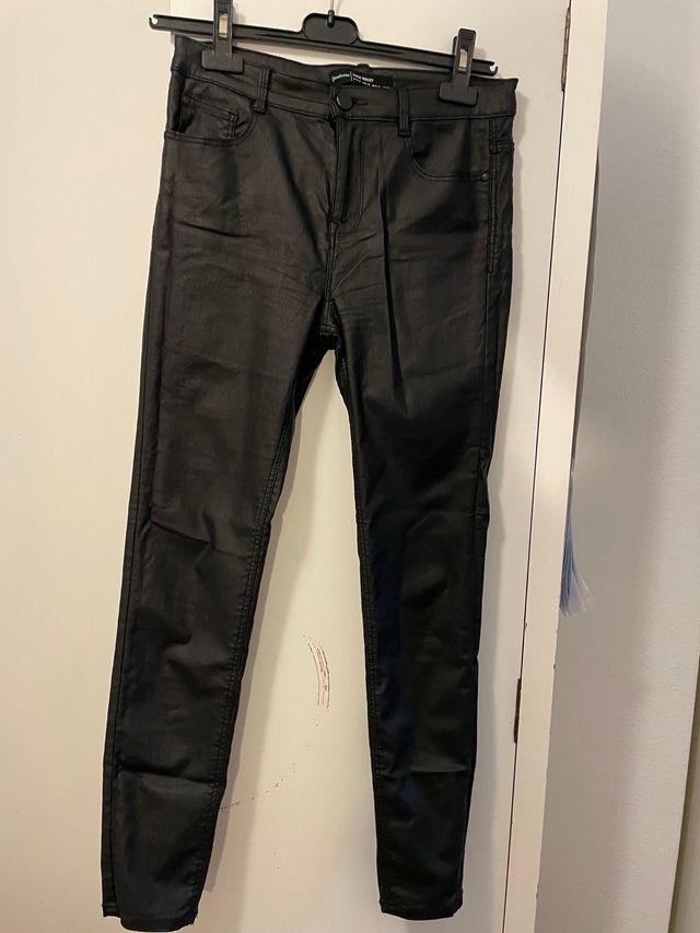 Pantalón negro satinado Stradivarius