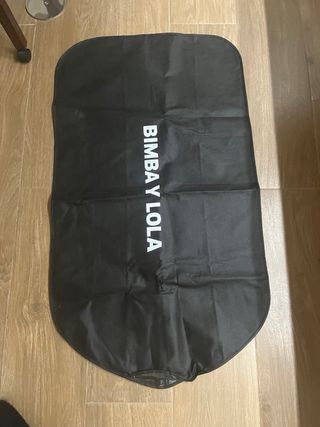 bimba y lola. guarda traje negro