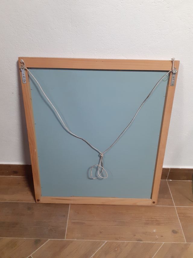 Espejo con marco de madera natural, de pino.