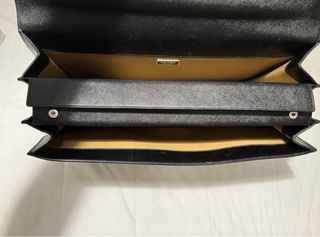 Maletin Prada vintage de lujo.