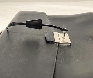 Maletin Prada vintage de lujo.