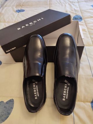 "Zapatos de Caballero de Piel Nuevos"