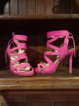 Sandalias de tacón rosas Moda España.