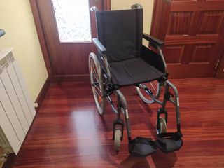 Silla de ruedas plegable y autopropulsad
