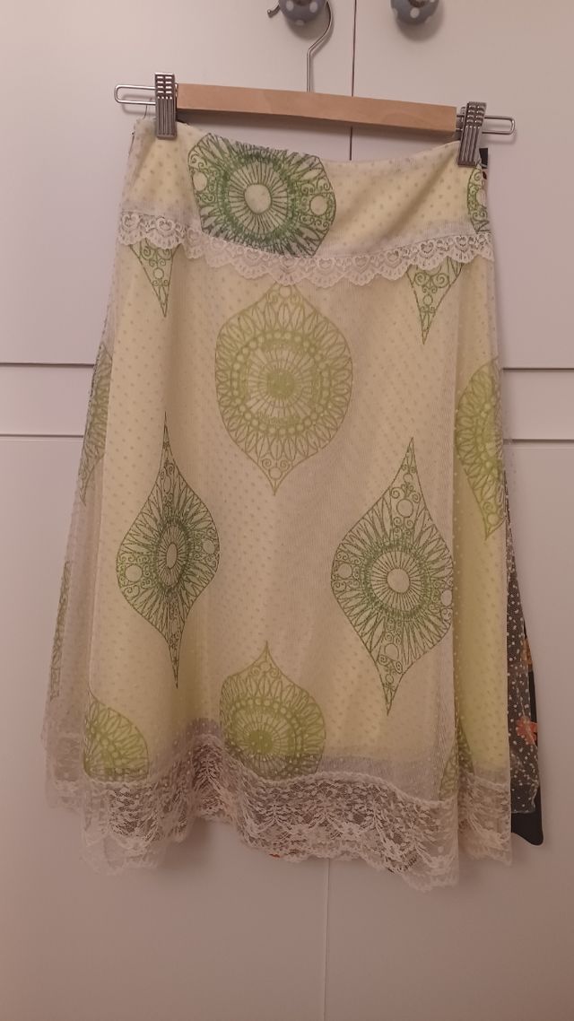 FALDA VERDE CON SOBRETELA DE TUL