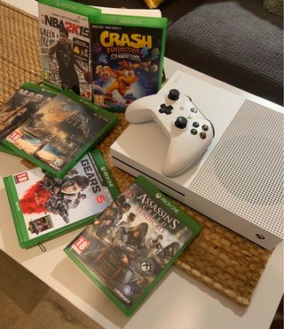 Xbox One con controller e 6 giochi.