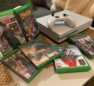 Xbox One con controller e 6 giochi.