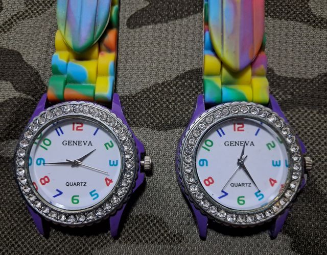 7 RELOJES DE PULSERA MULTICOLOR CON PEKEÑO DEFECTO