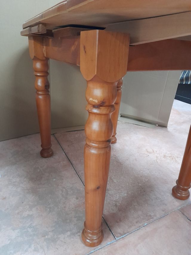 MESA EXTENSIBLE Y 4 SILLAS MADERA