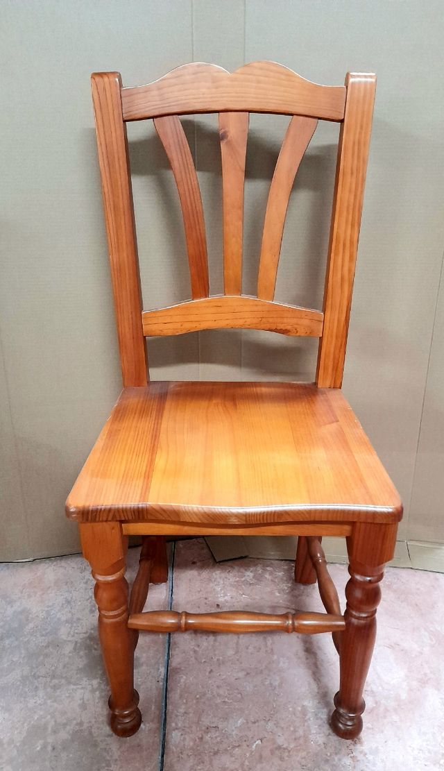 MESA EXTENSIBLE Y 4 SILLAS MADERA