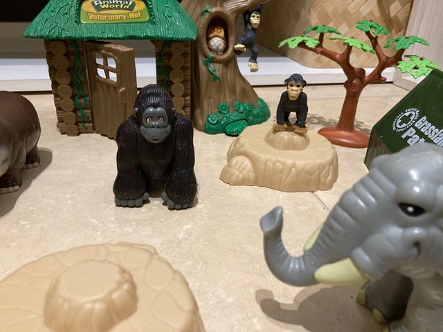 Figuras 10 animales, cabana, arbol y 2 rocas